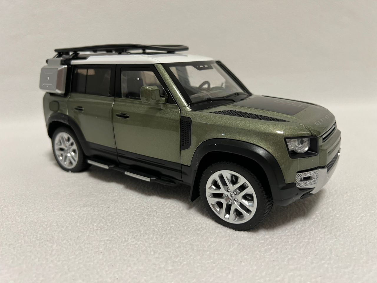1:18 Land Rover Defender 110 Diecast Model Car – Alloy SUV with Sound & Light Collectible Toy Gift