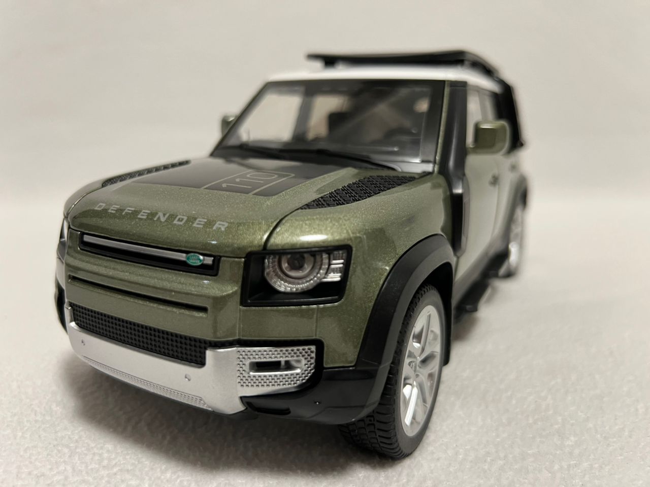 1:18 Land Rover Defender 110 Diecast Model Car – Alloy SUV with Sound & Light Collectible Toy Gift