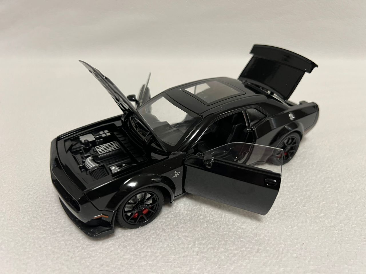 Dodge Challenger Hellcat Alloy 1:24 Diecast Car