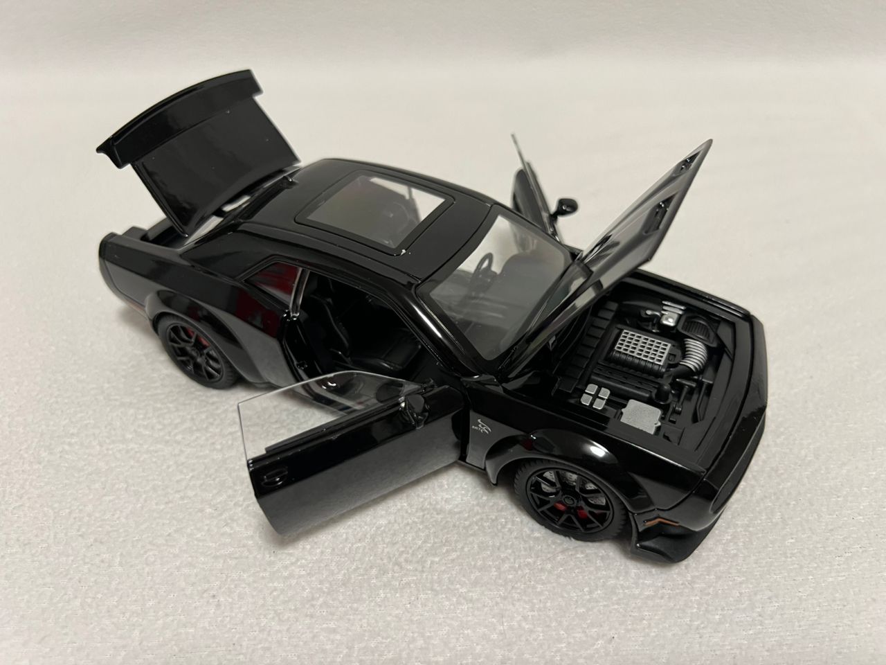 Dodge Challenger Hellcat Alloy 1:24 Diecast Car