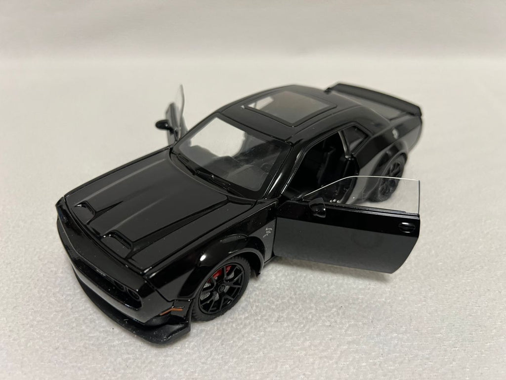 Dodge Challenger Hellcat Alloy 1:24 Diecast Car