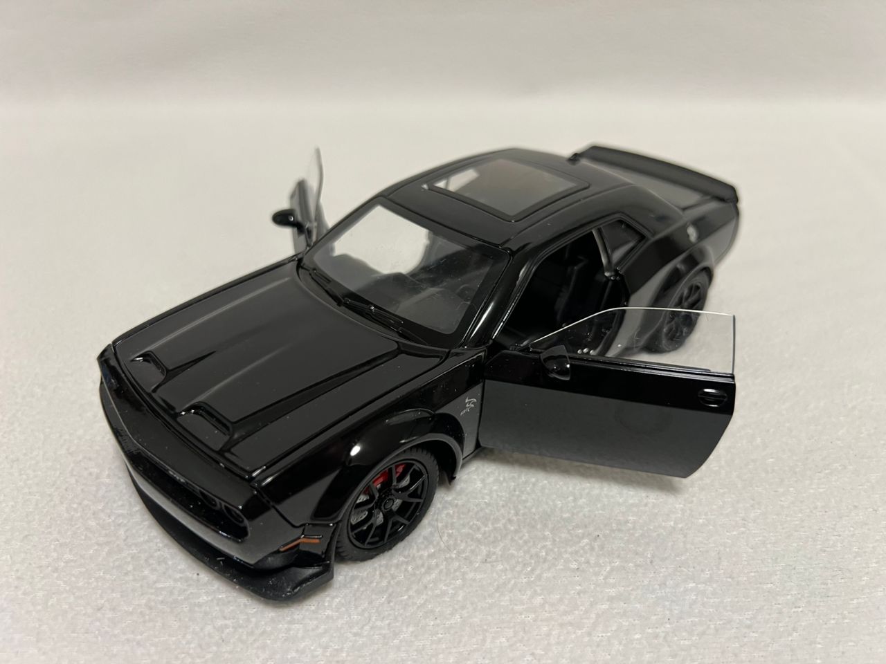 Dodge Challenger Hellcat Alloy 1:24 Diecast Car