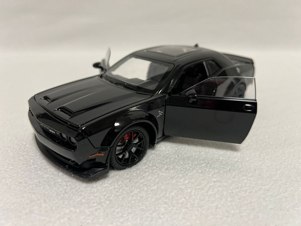 Dodge Challenger Hellcat Alloy 1:24 Diecast Car