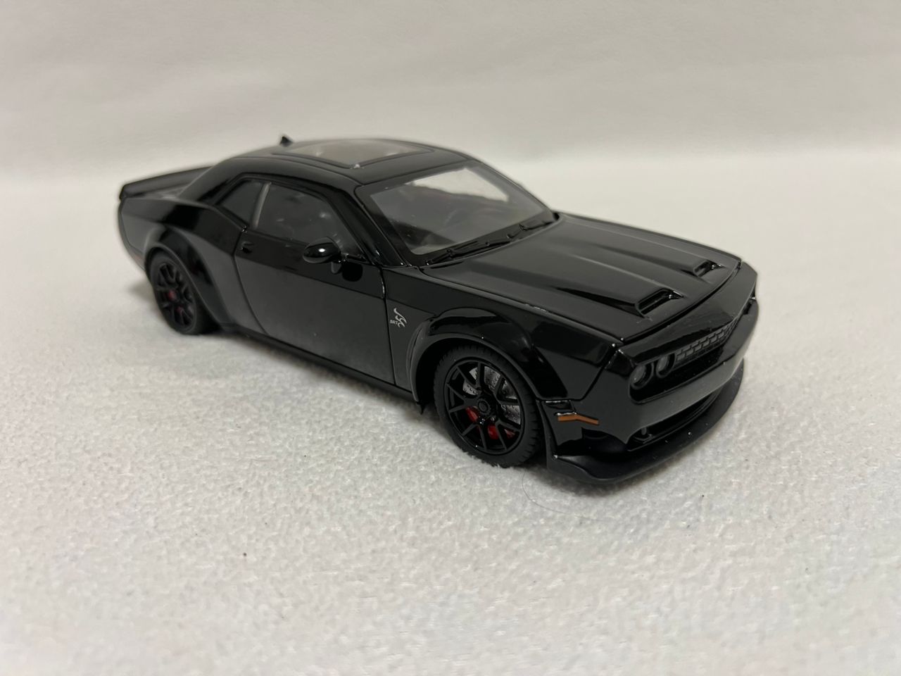 Dodge Challenger Hellcat Alloy 1:24 Diecast Car