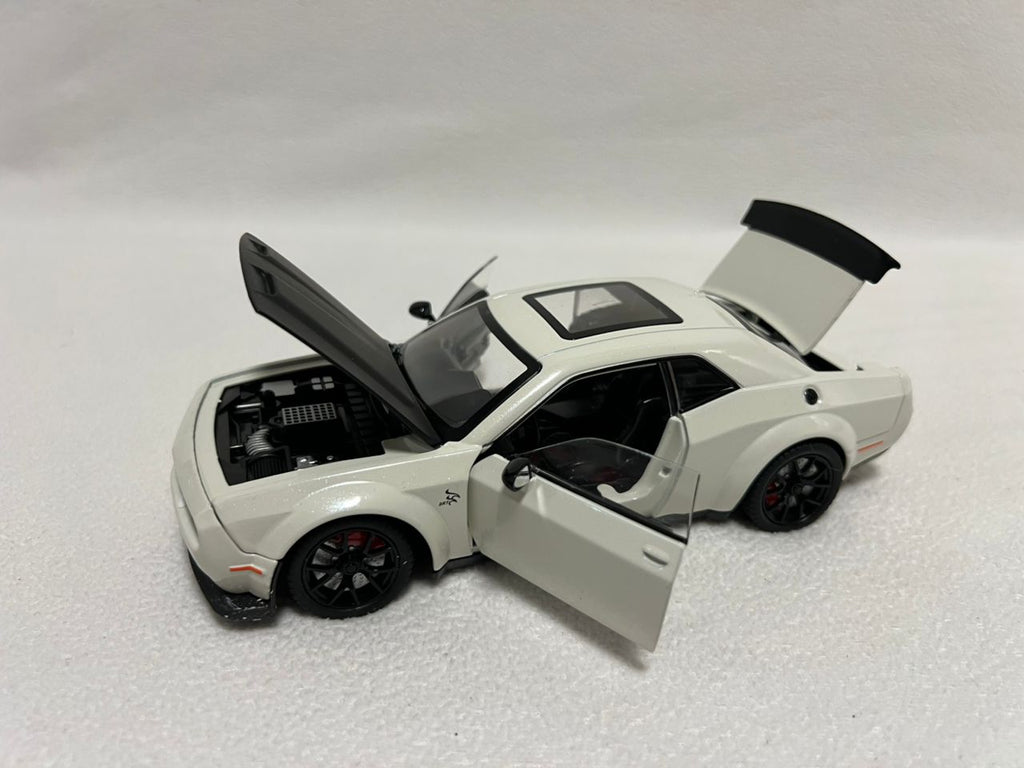 Dodge Challenger Hellcat Alloy 1:24 Diecast Car