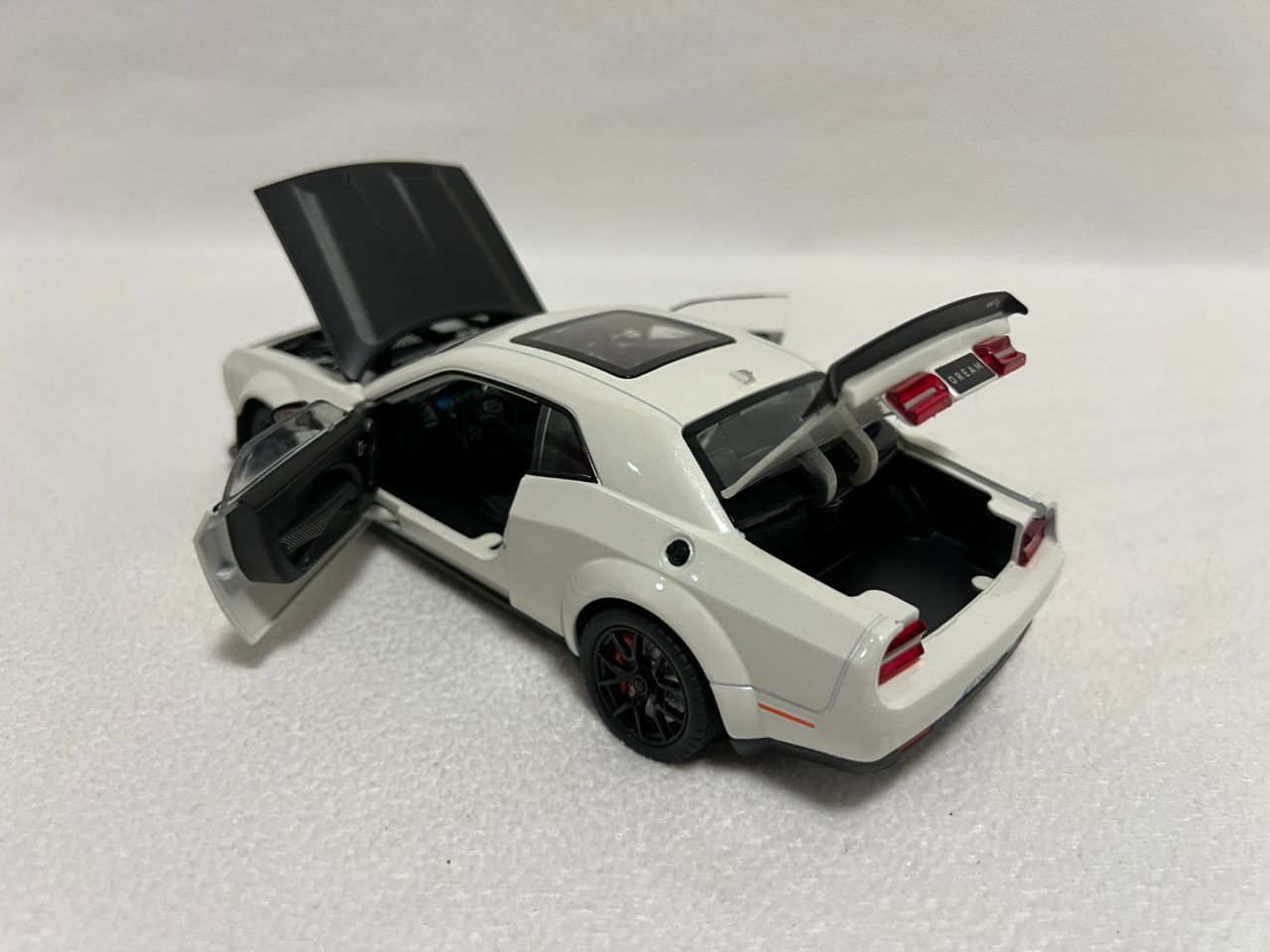 Dodge Challenger Hellcat Alloy 1:24 Diecast Car