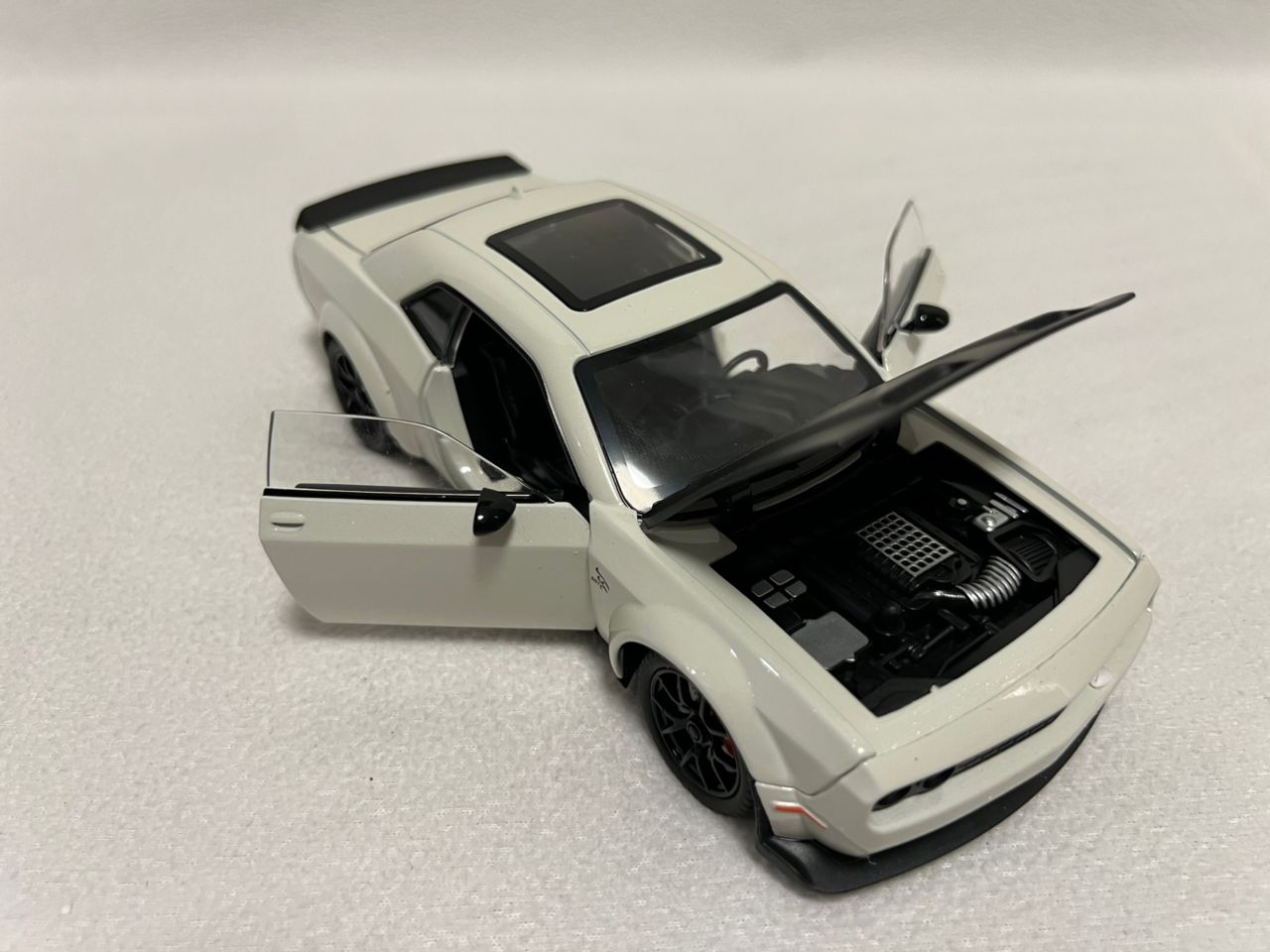 Dodge Challenger Hellcat Alloy 1:24 Diecast Car