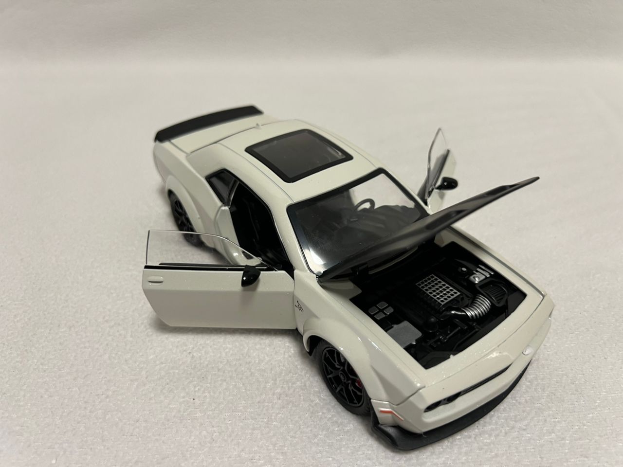 Dodge Challenger Hellcat Alloy 1:24 Diecast Car