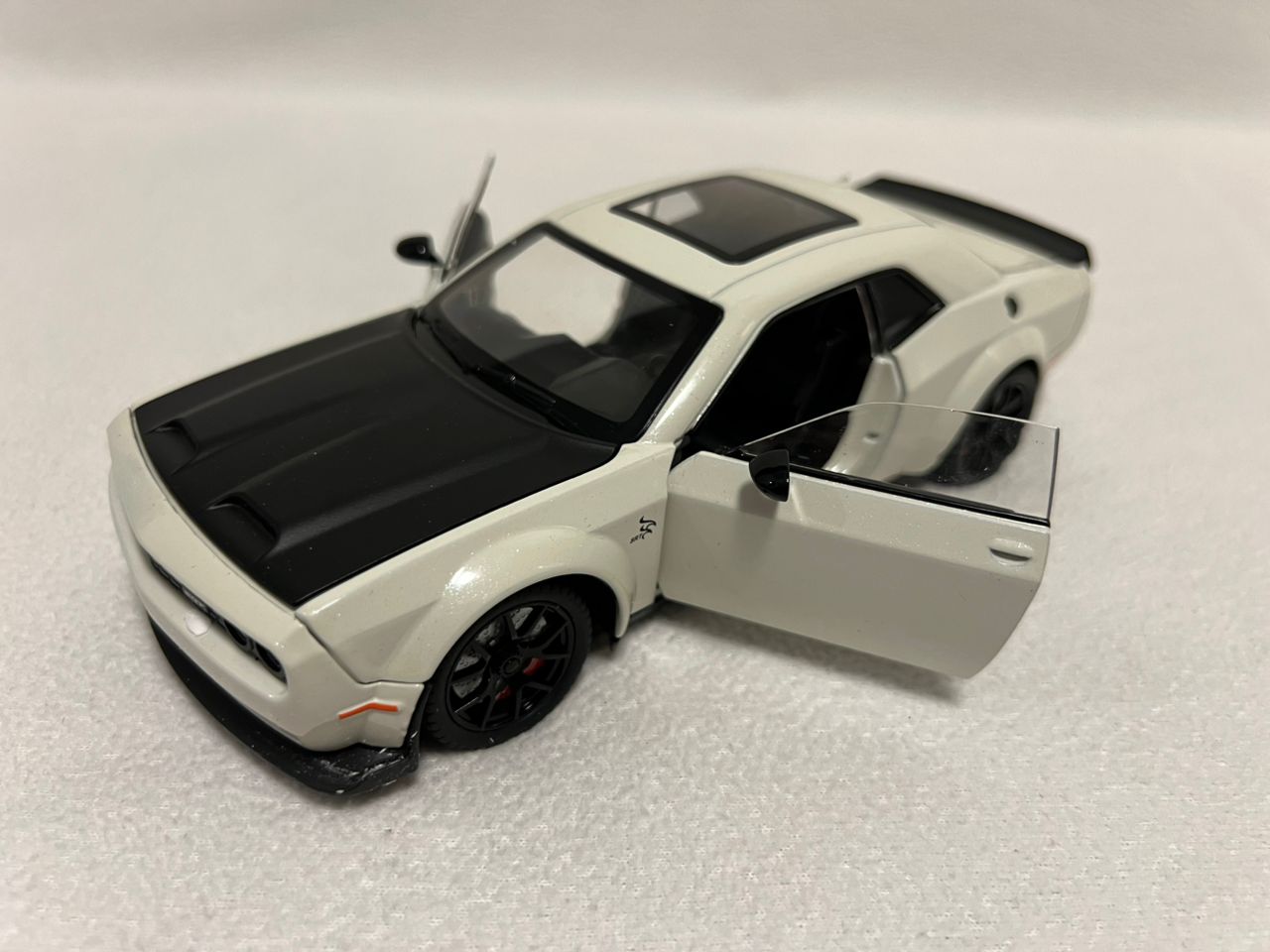 Dodge Challenger Hellcat Alloy 1:24 Diecast Car