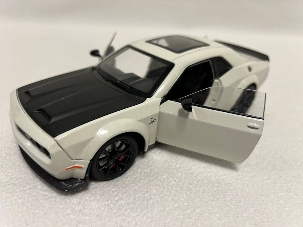 Dodge Challenger Hellcat Alloy 1:24 Diecast Car