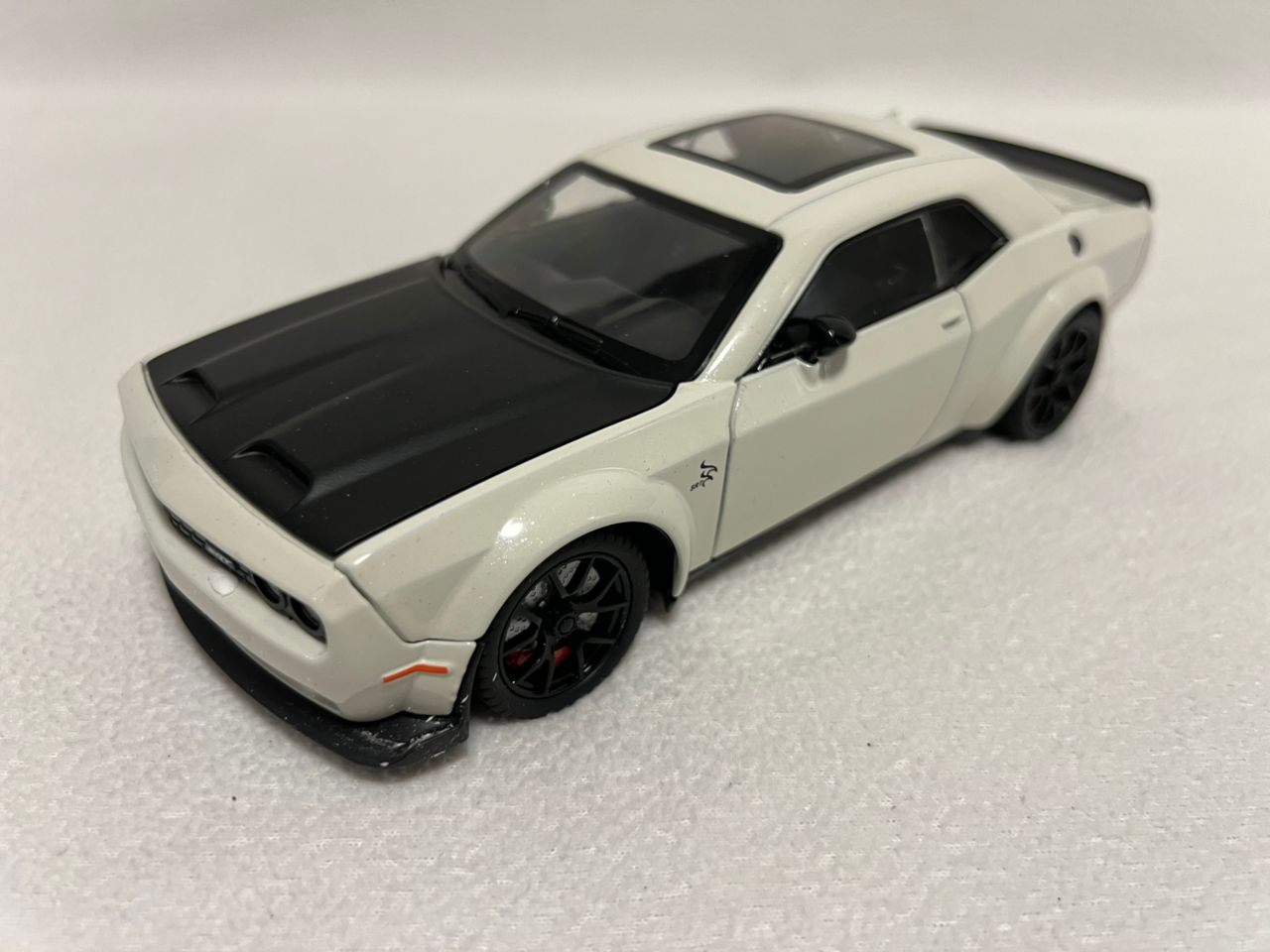 Dodge Challenger Hellcat Alloy 1:24 Diecast Car