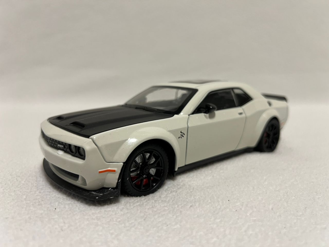 Dodge Challenger Hellcat Alloy 1:24 Diecast Car