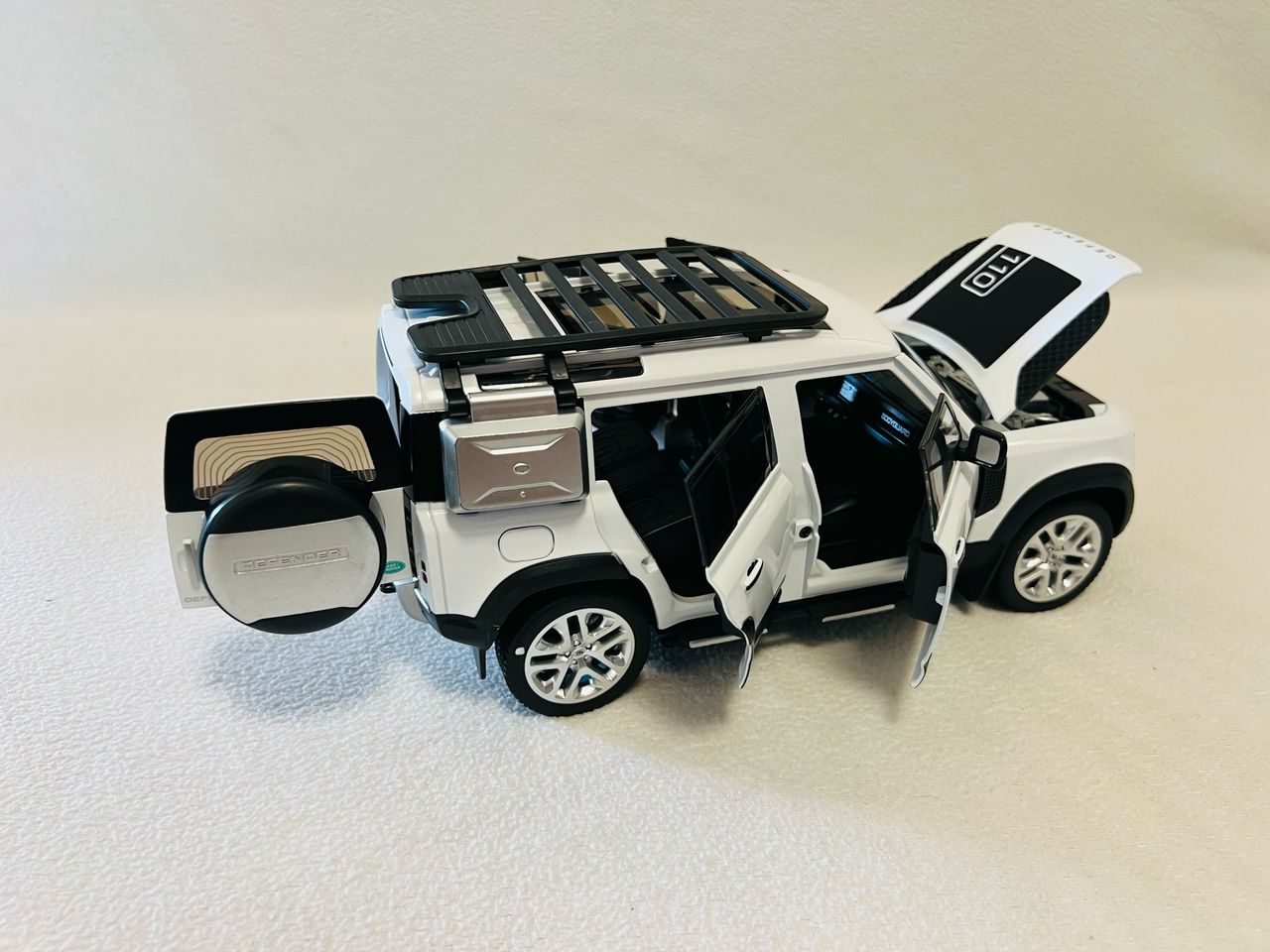 1:18 Land Rover Defender 110 Diecast Model Car – Alloy SUV with Sound & Light Collectible Toy Gift