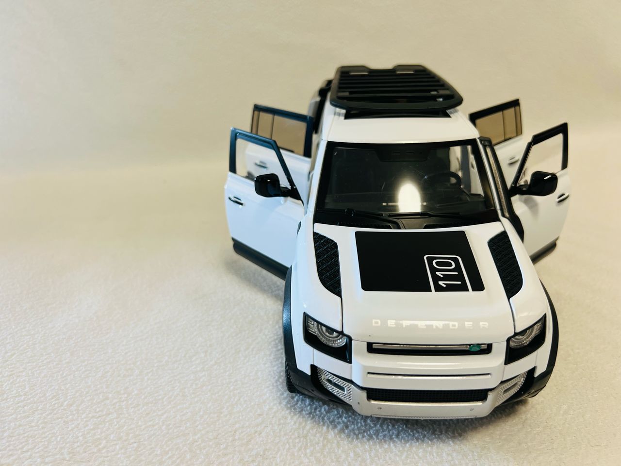 1:18 Land Rover Defender 110 Diecast Model Car – Alloy SUV with Sound & Light Collectible Toy Gift