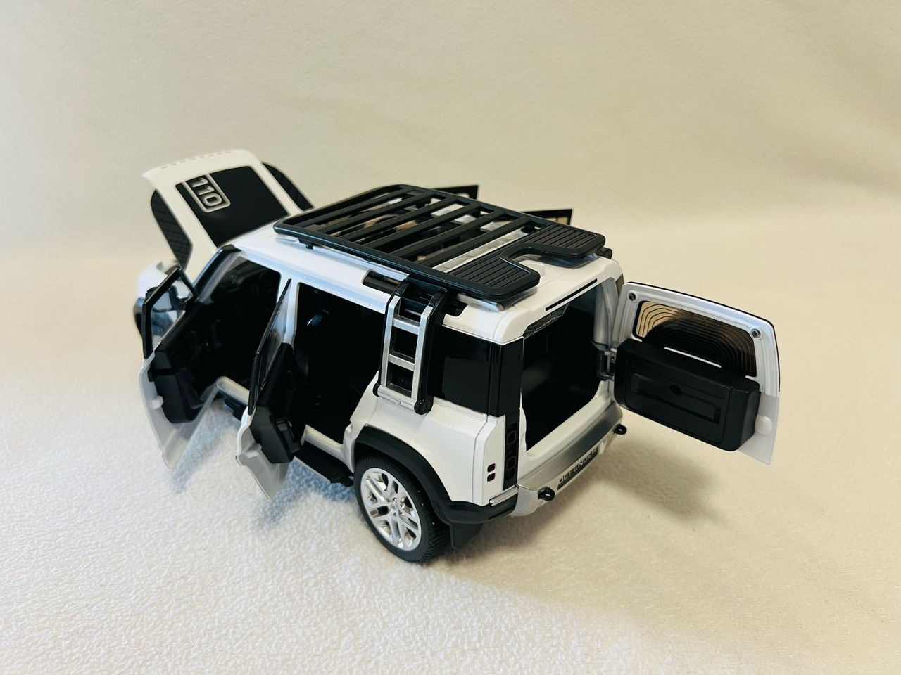 1:18 Land Rover Defender 110 Diecast Model Car – Alloy SUV with Sound & Light Collectible Toy Gift