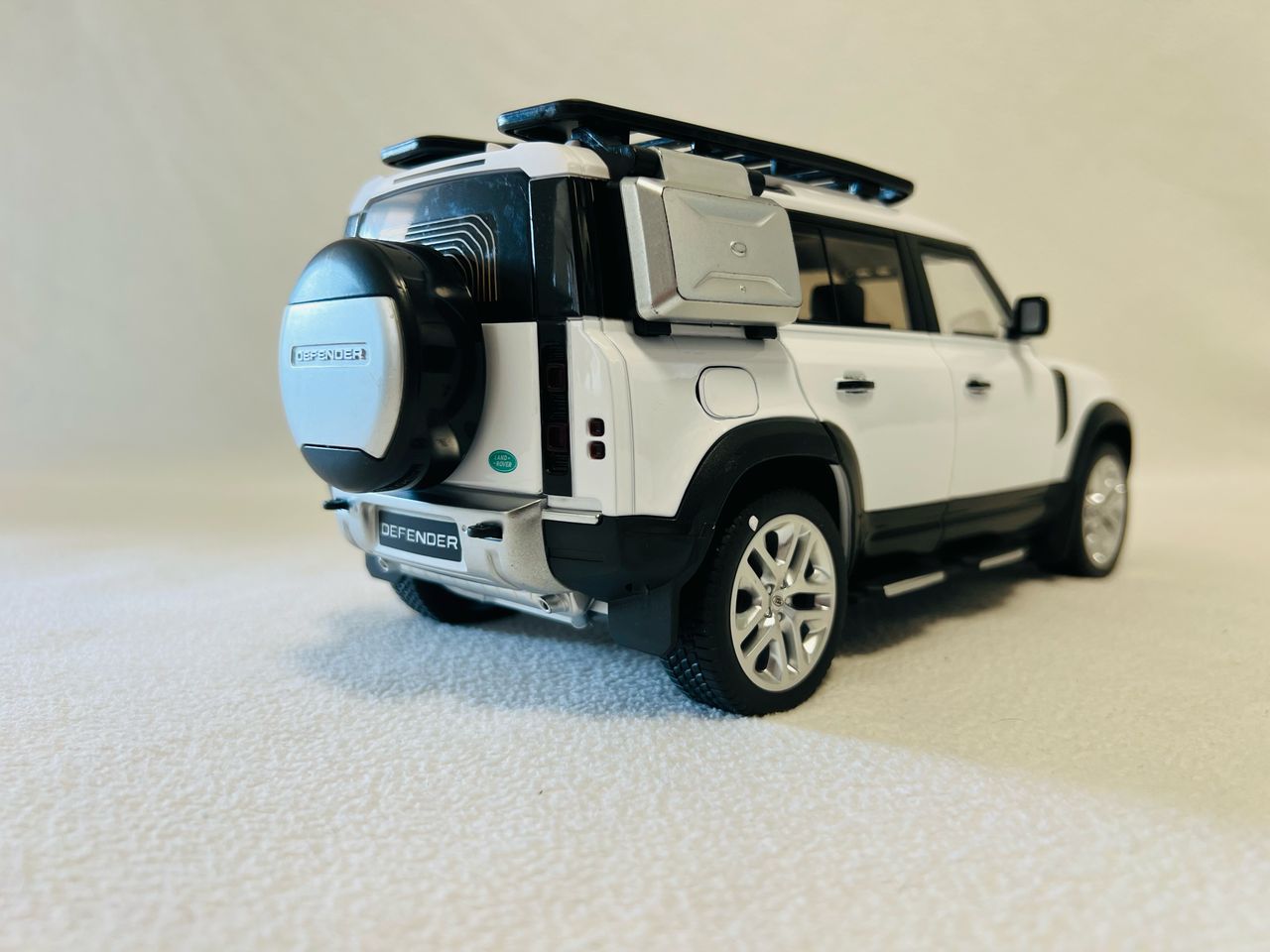 1:18 Land Rover Defender 110 Diecast Model Car – Alloy SUV with Sound & Light Collectible Toy Gift