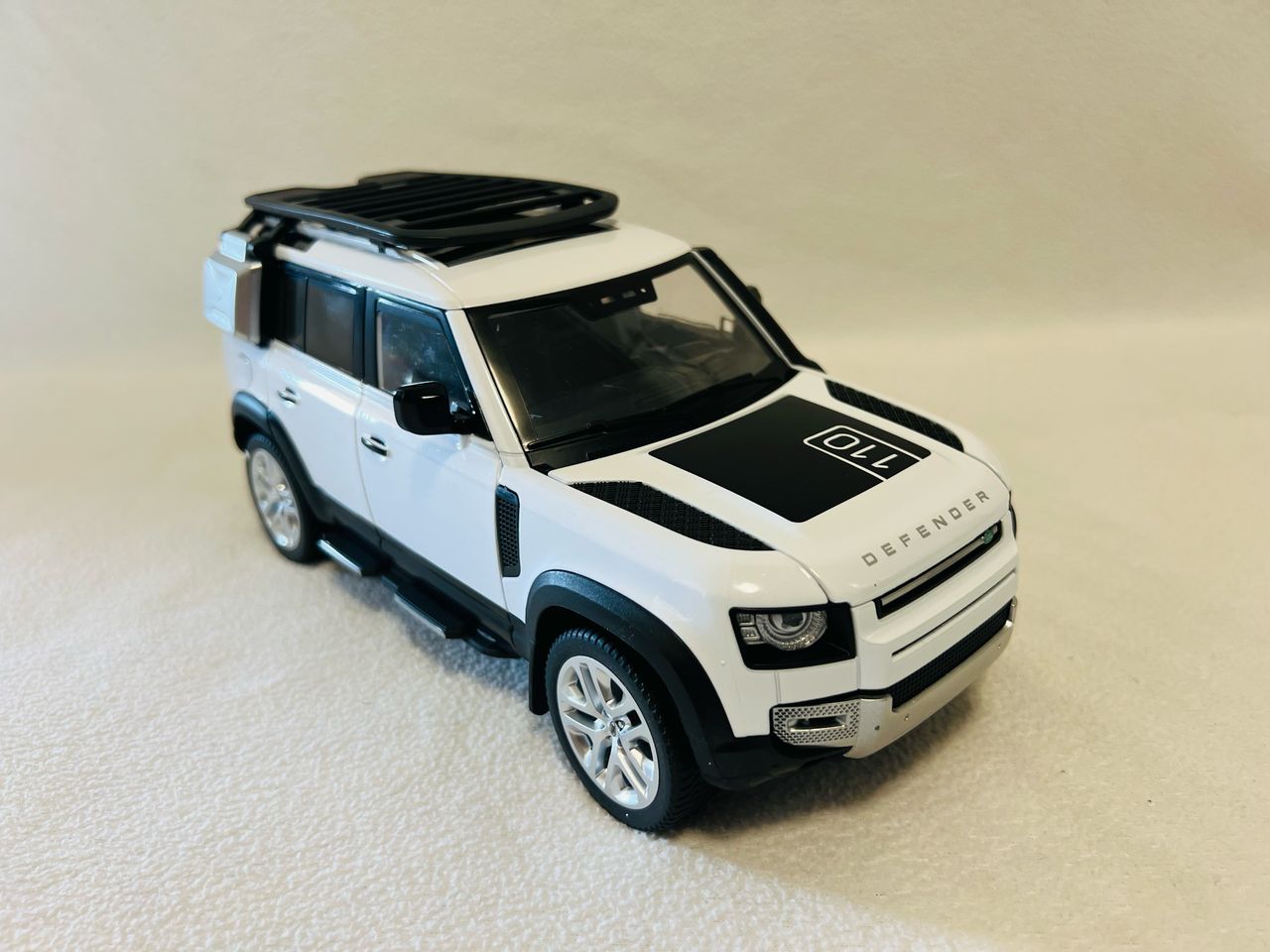 1:18 Land Rover Defender 110 Diecast Model Car – Alloy SUV with Sound & Light Collectible Toy Gift