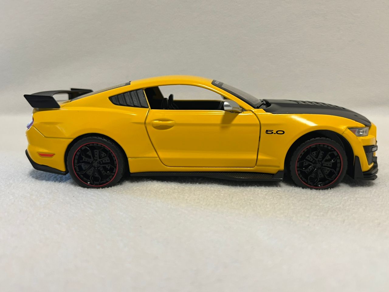 Ford Mustang Shelby GT500 Alloy Sports Car 1:24 Scale Diecast