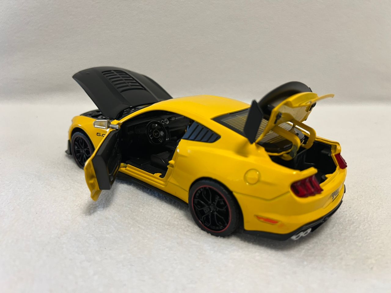 Ford Mustang Shelby GT500 Alloy Sports Car 1:24 Scale Diecast
