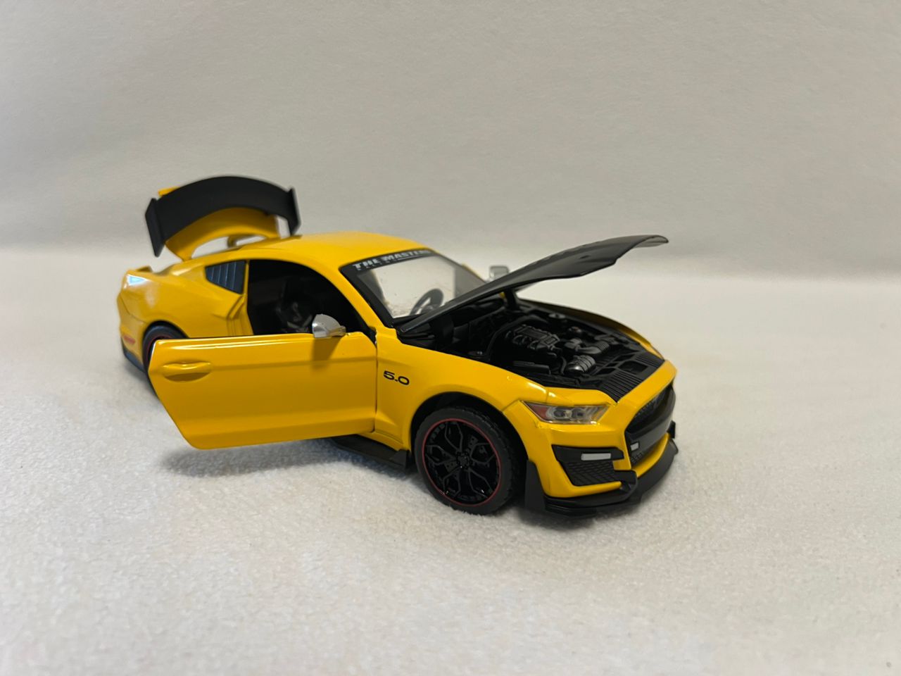 Ford Mustang Shelby GT500 Alloy Sports Car 1:24 Scale Diecast