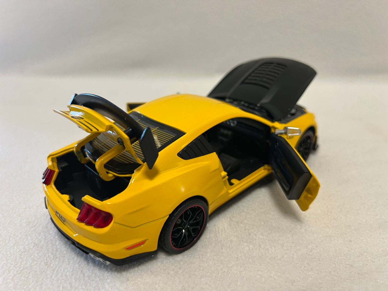 Ford Mustang Shelby GT500 Alloy Sports Car 1:24 Scale Diecast