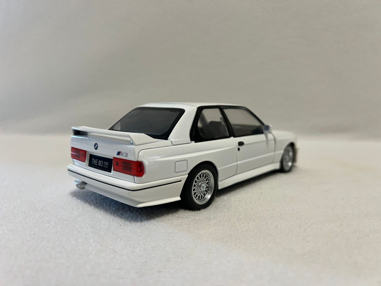 1:24 1988 BMW M3 E30 Diecast Alloy Model Car – Sound & Light Collectible Sports Car