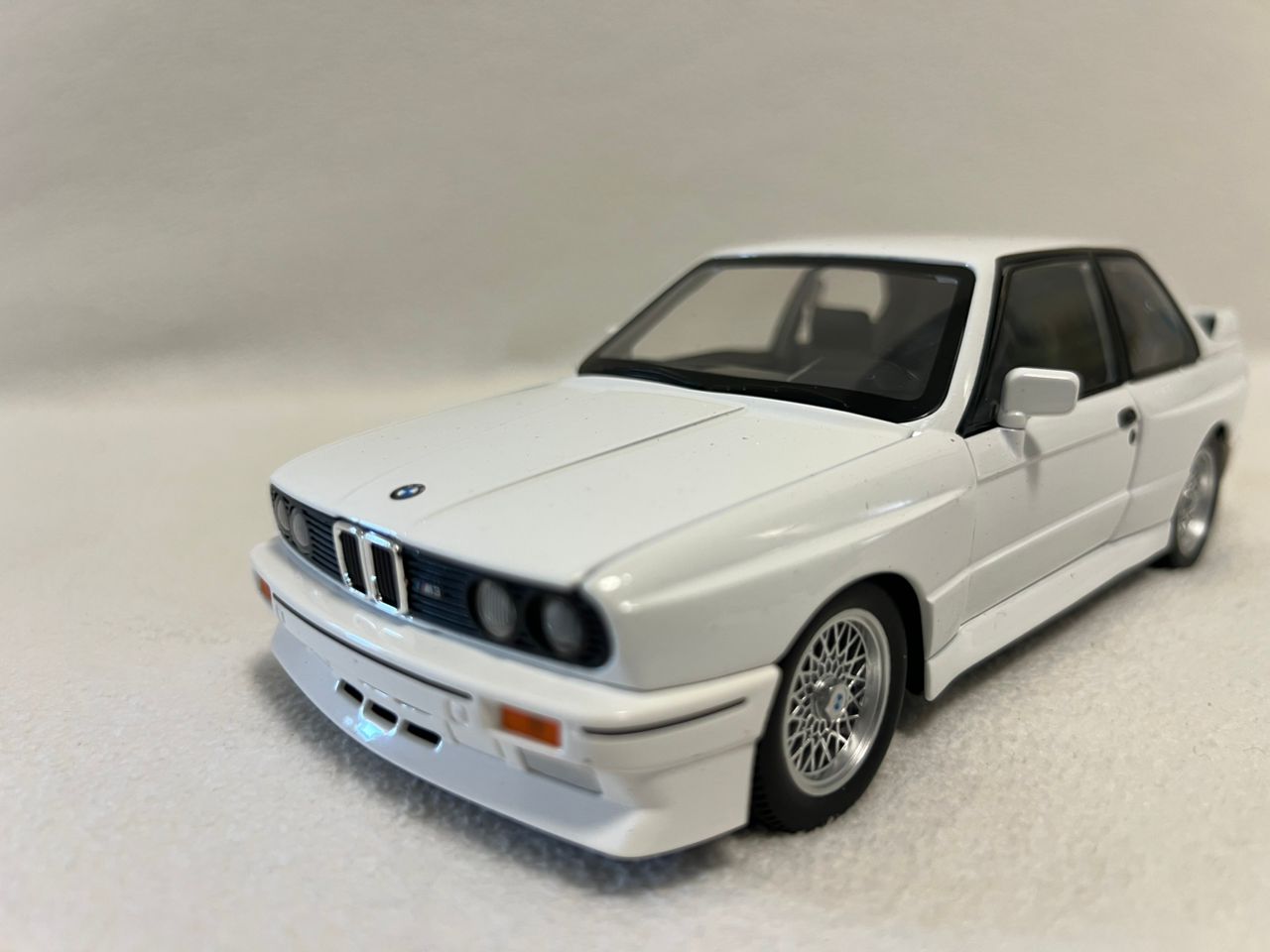 1:24 1988 BMW M3 E30 Diecast Alloy Model Car – Sound & Light Collectible Sports Car