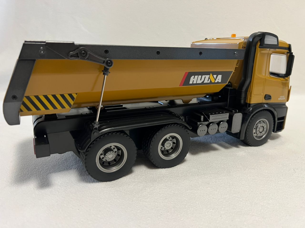 HuiNa 1573 1/14 RC Dump Truck 10CH Alloy Construction Vehicle Remote Control