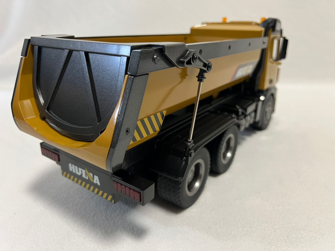HuiNa 1573 1/14 RC Dump Truck 10CH Alloy Construction Vehicle Remote Control