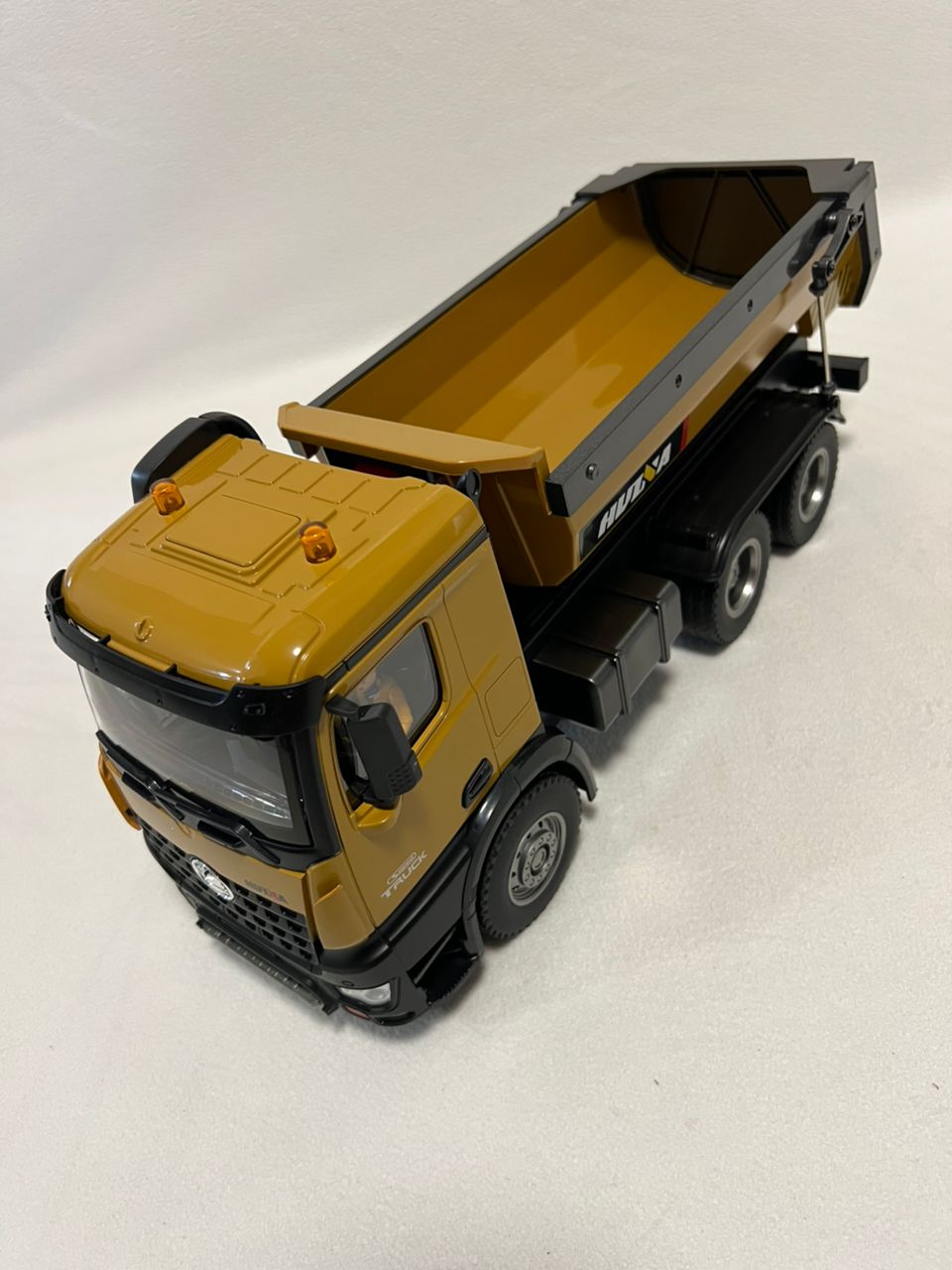 HuiNa 1573 1/14 RC Dump Truck 10CH Alloy Construction Vehicle Remote Control