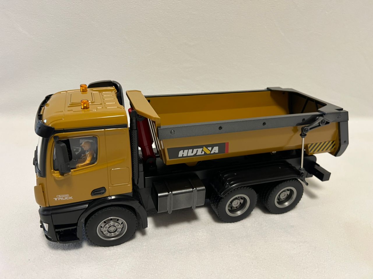 HuiNa 1573 1/14 RC Dump Truck 10CH Alloy Construction Vehicle Remote Control
