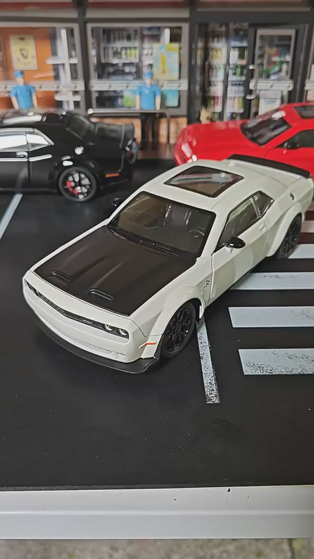 Dodge Challenger Hellcat Alloy 1:24 Diecast Car